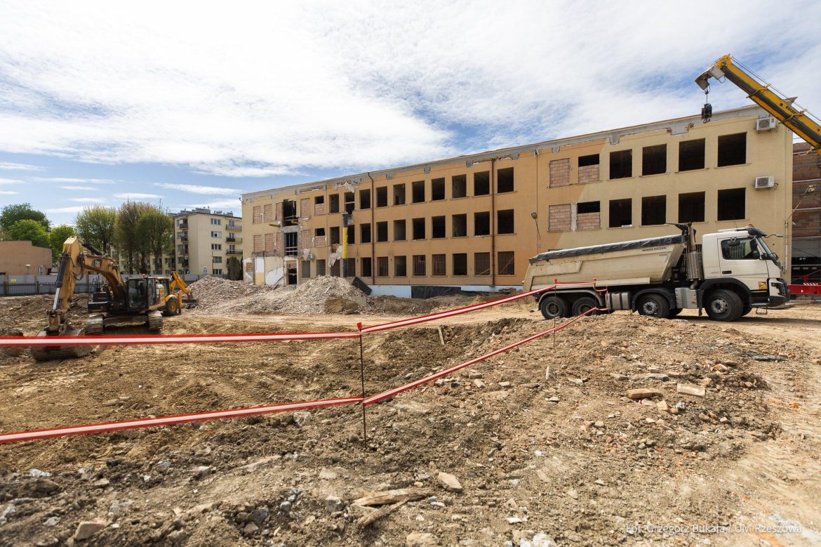 Nowe sale lekcyjne, hala sportowa, ale i schron. Szykuje się rozbudowa IX LO