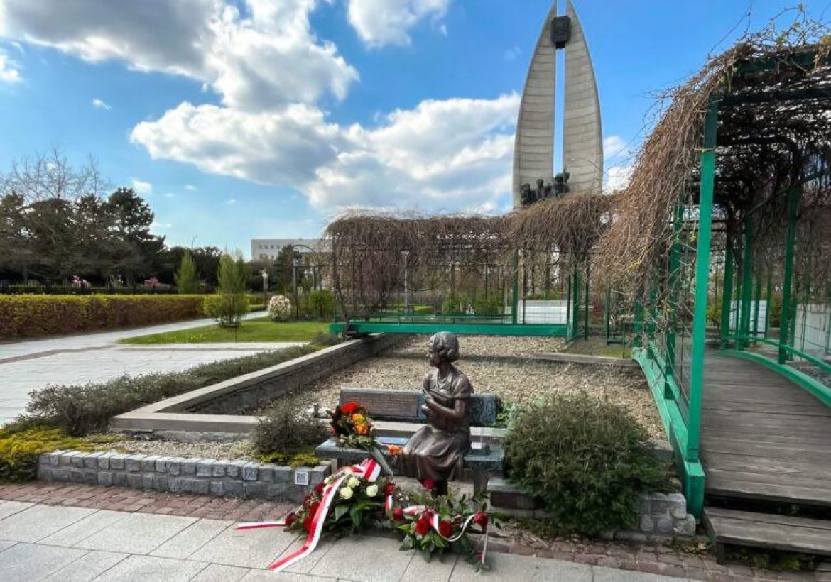 W hołdzie nauczycielce z Rzeszowa. Wyjątkowa ławeczka w Ogrodach Bernardyńskich [ZDJĘCIA]