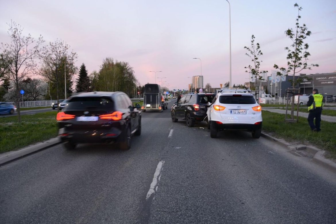 Karambol w Rzeszowie. Cztery auta rozbite, ranni wylądowali w szpitalu [ZDJĘCIA]