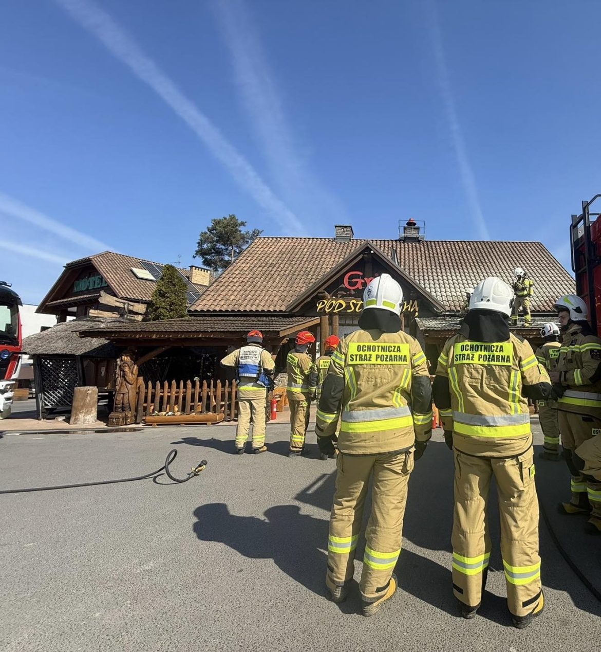 Pożar karczmy w Kraczkowej. Ogień znów uderzył w znane miejsce przy trasie Rzeszów – Łańcut [ZDJĘCIA]