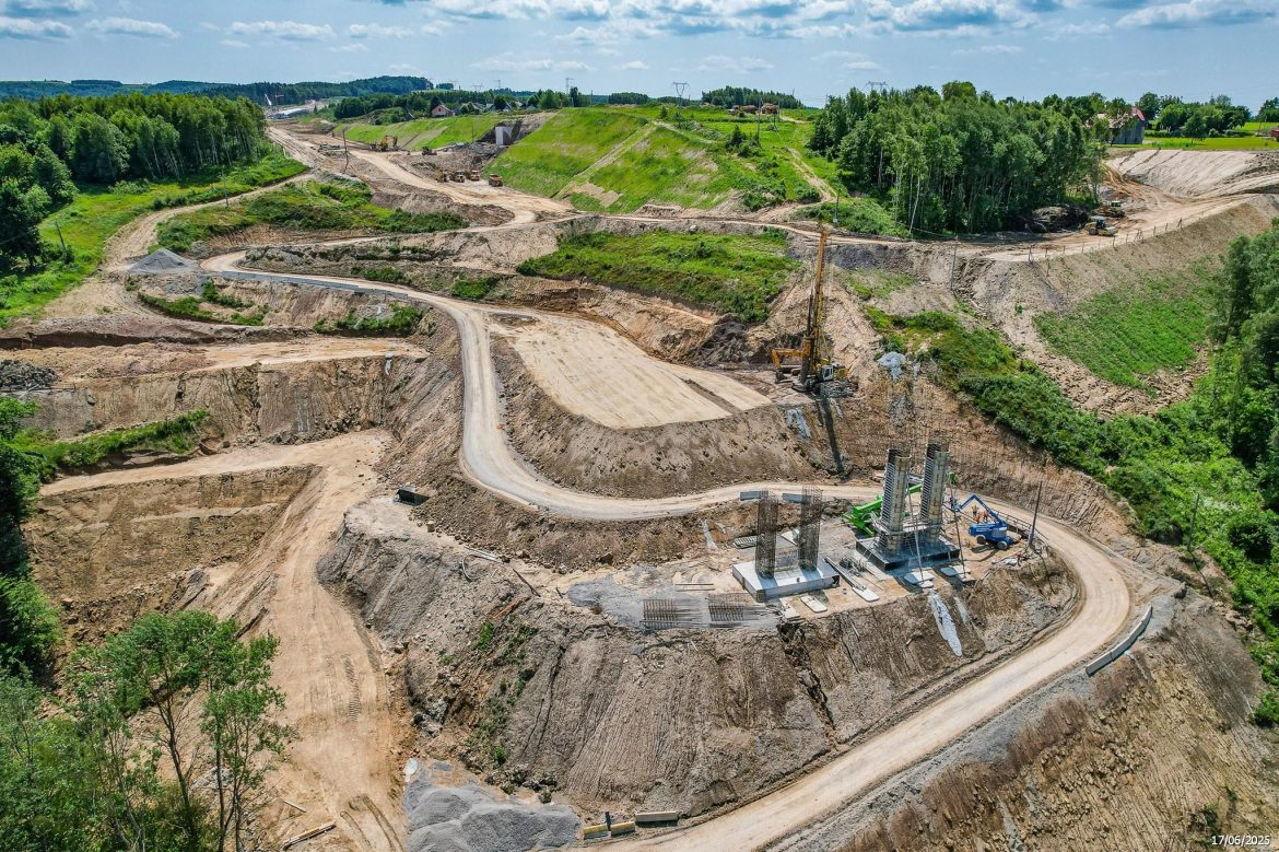 Inżynieryjny majstersztyk na Podkarpaciu. Imponujący zbiornik retencyjny przy trasie S19 [ZDJĘCIA]